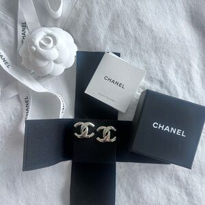 chanel cc earing NIB with ribbon and camelia